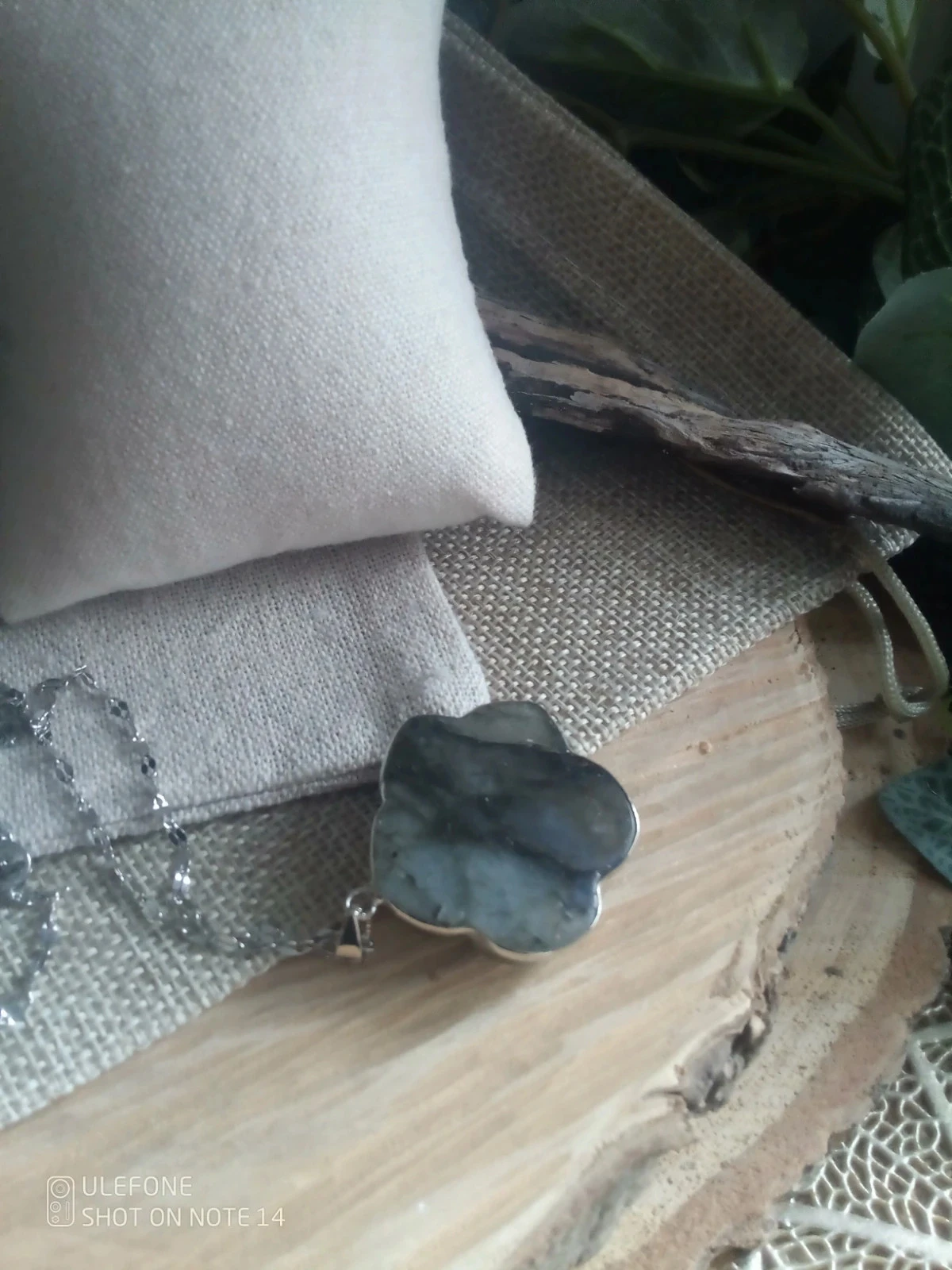Collar con colgante de protección de piedra de labradorita tallada a mano en rosa – photo 5